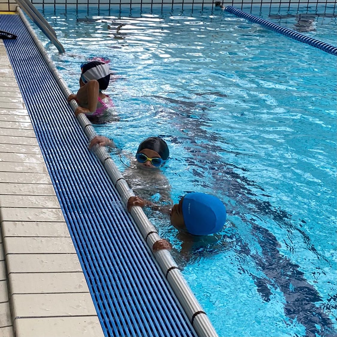 Ça y est enfin l’heure des vacances de Noël !

 Qui dit vacances dit stage gratuit d’aisance aquatique et j’apprends à …