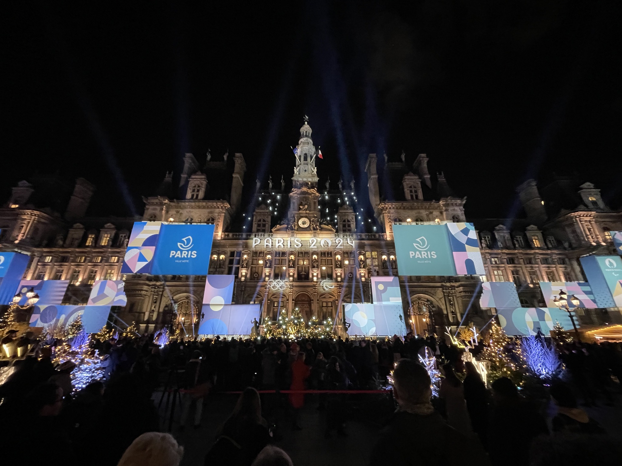 Nous avons été invité hier par la Ville de Paris  au dévoilement et à la mise en lumière de l’Hôtel de Ville aux couleu…