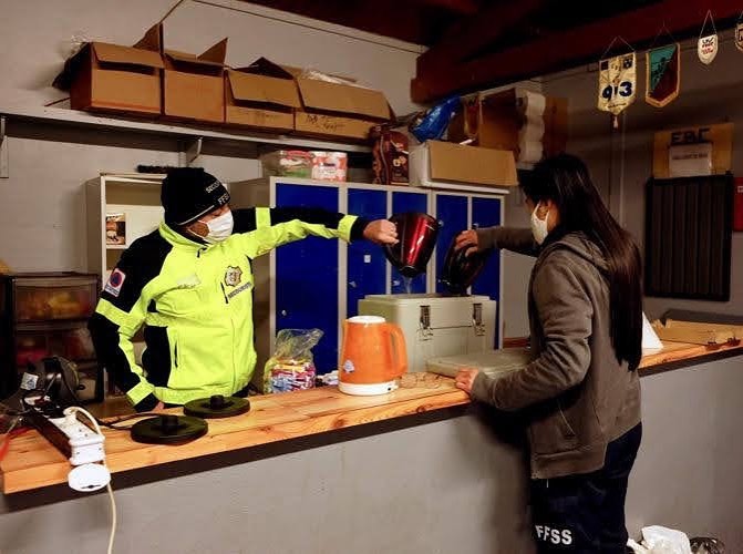 Les maraudes ont commencé il y a maintenant 3 semaines.   Les bénévoles se retrouvent avant la distribution pour faire …