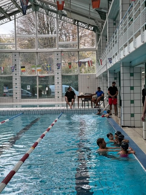 Lors de cette première semaine de vacances, nous avons proposé un stage gratuit d’aisance aquatique à la piscine Hébert…