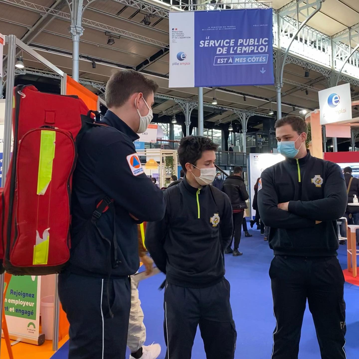 Poste de secours au Salon du travail à la grande hall de la Villette  Marius, Malo, Thibault et Emmanuel se sont une foi…