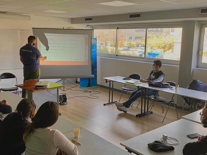 Youssef forme actuellement les futurs diplômés du BNSSA (Brevet National de Sécurité et de Sauvetage Aquatique)  #ffss #…
